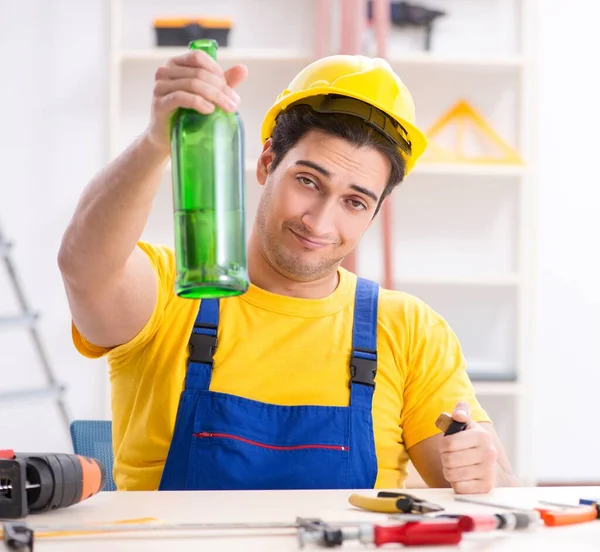 Atölyede çalışan sarhoş mühendis.