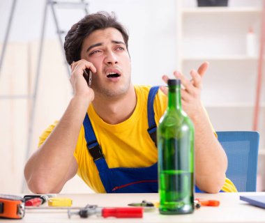 Atölyede çalışan sarhoş mühendis.