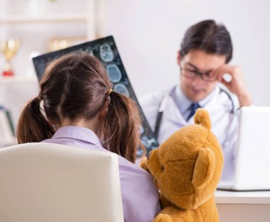 Küçük kız düzenli check-up için doktoru ziyaret ediyor.