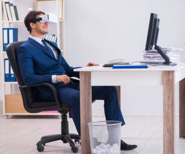 Çalışan ofiste sanal gerçeklik gözlüğü kullanıyor.