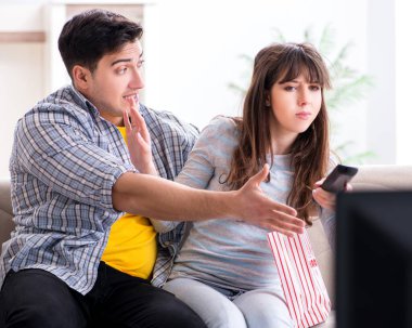 Evde çift televizyon seyredin.