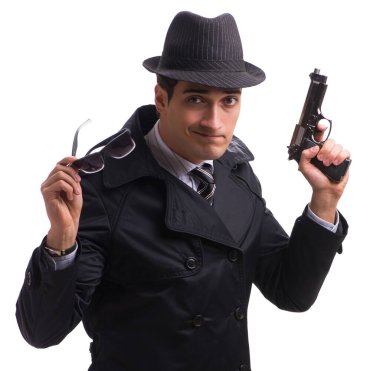 Beyaz arka planda izole edilmiş tabancalı bir casus.