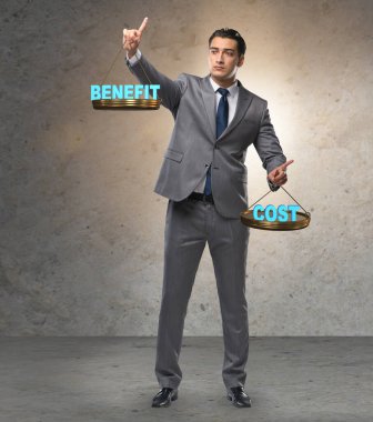 Maliyet dengesi kavramında iş adamı