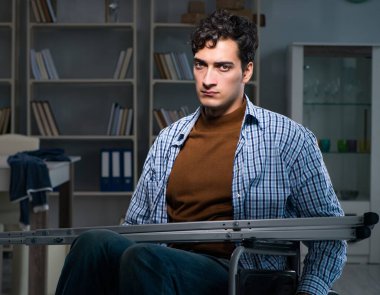 Tekerlekli sandalyede depresyon geçiren bir adam