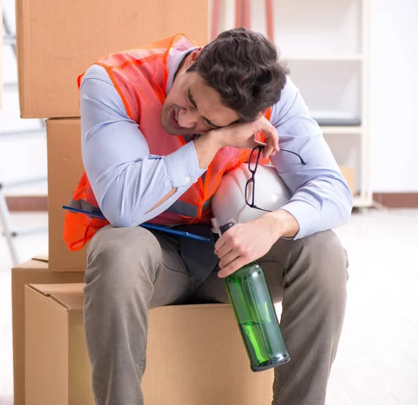 Entrega hombre borracho en el trabajo — Foto de Stock