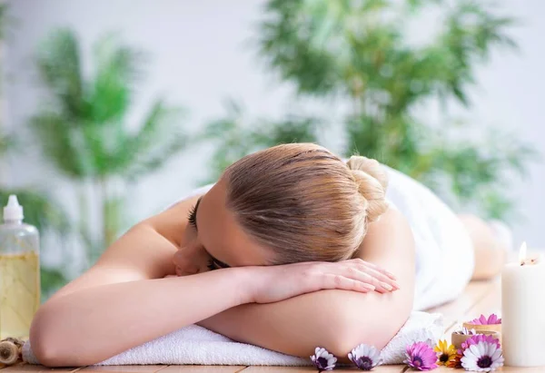 Frau bei massage session im spa — Stockfoto