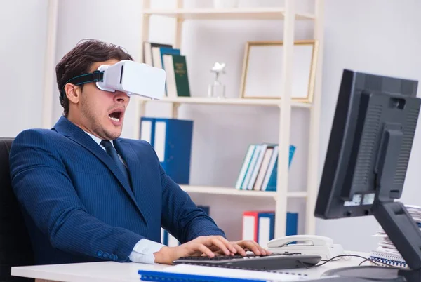 Empregado usando óculos de realidade virtual no escritório — Fotografia de Stock
