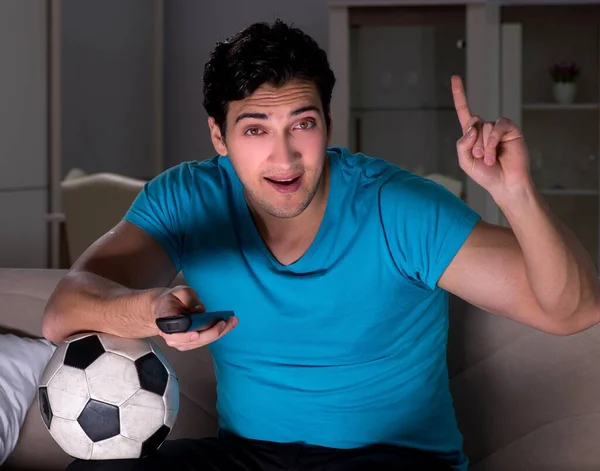 夜遅くにサッカーを見ている若い男 — ストック写真