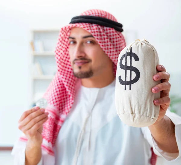 Homme arabe avec Bitcoin dans le concept d'exploitation minière crypto-monnaie — Photo