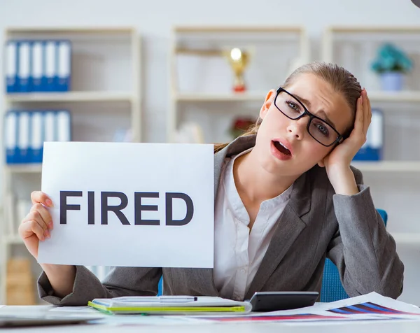 Geschäftsfrau sitzt mit Botschaft im Büro — Stockfoto