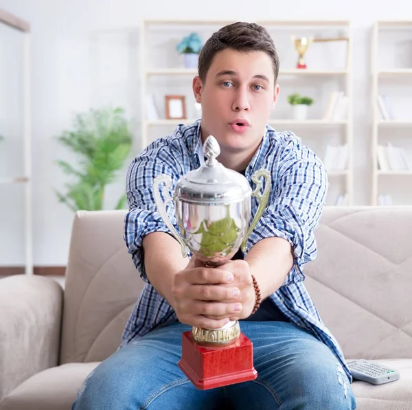 Giovane studente guardando il calcio a casa — Foto Stock