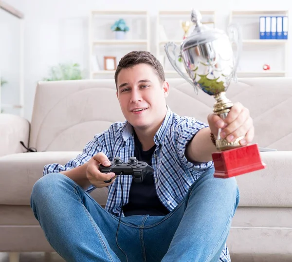 Jovem jogando jogos de computador em casa — Fotografia de Stock