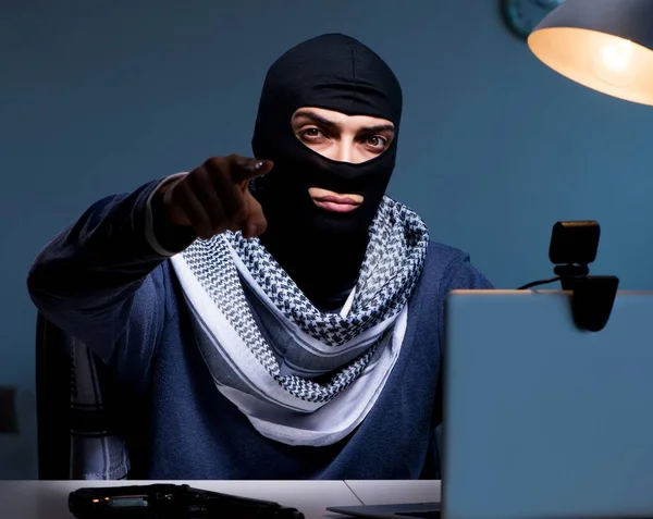 Hacker bär balaclava mask hacka dator — Stockfoto