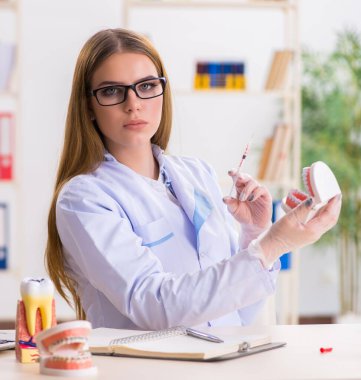 Diş hekimliği öğrencisi sınıfta pratik yapıyor.