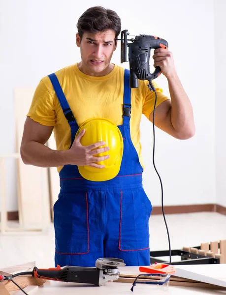 Reparador de piso decepcionado com o seu trabalho — Fotografia de Stock