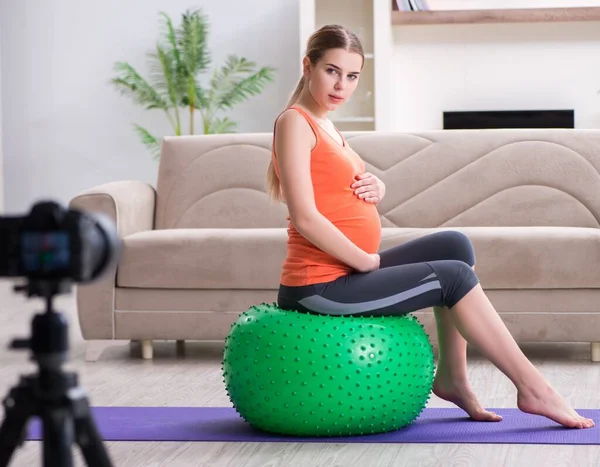 블로그와 vlog 를 위한 동영상 녹화중인 임산부 — 스톡 사진