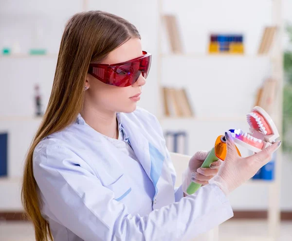 Student der Zahnmedizin übt Fähigkeiten im Klassenzimmer — Stockfoto