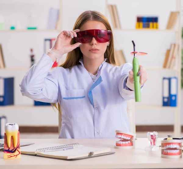 Estudiante de Odontología practicando habilidades en el aula —  Fotos de Stock