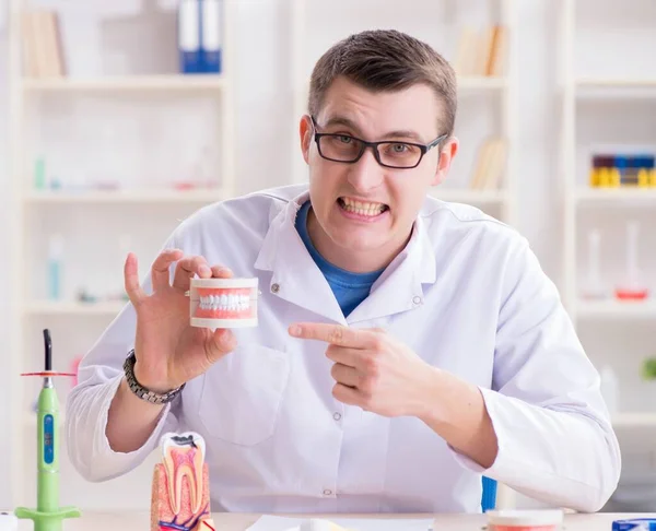 Zahnarzt arbeitet Zahnimplantat im medizinischen Labor — Stockfoto