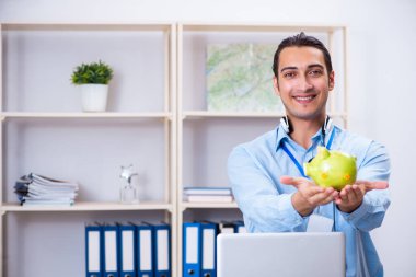 Ofiste çalışan genç bir seyahat acentesi.