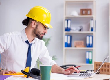 Stüdyosunda çalışan mimar yeni bir proje üzerinde çalışıyor.