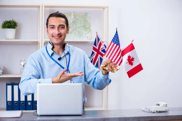 Giovane agente di viaggio maschile che lavora in ufficio — Foto Stock