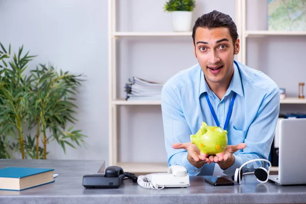 Giovane agente di viaggio maschile che lavora in ufficio — Foto Stock