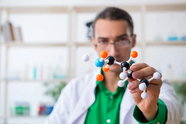 Jovem professor de química do sexo masculino no laboratório — Fotografia de Stock