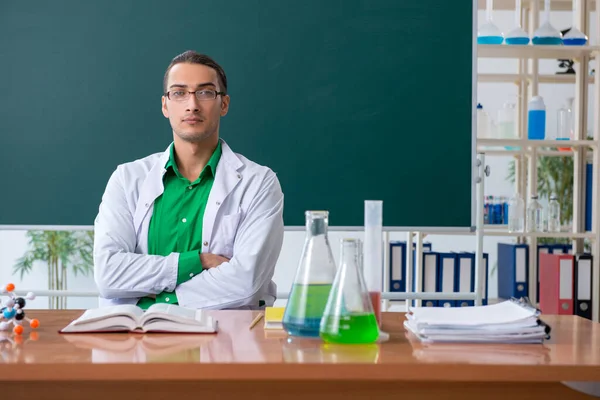 黒板の前で若い男性化学者の先生 — ストック写真