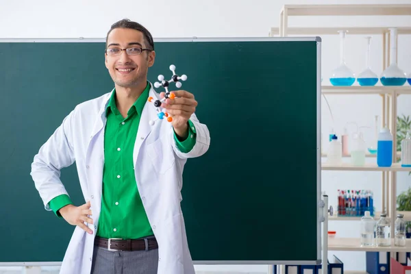 Młody mężczyzna chemik nauczyciel przed tablicą — Zdjęcie stockowe