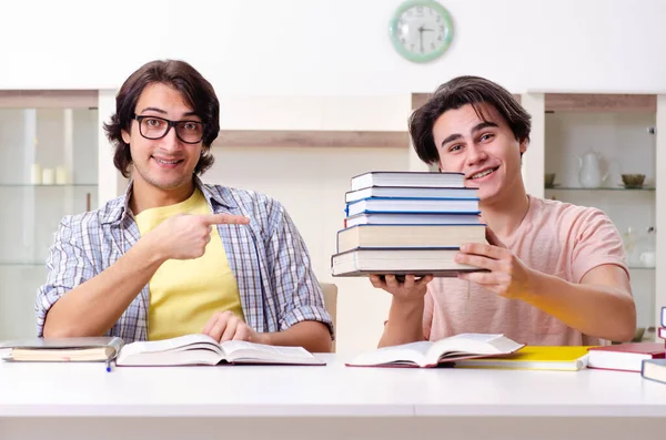 Twee mannelijke studenten bereiden zich thuis voor op examens — Stockfoto