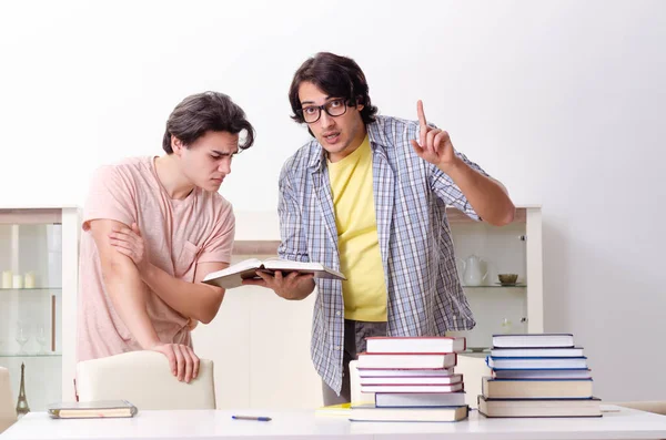 Zwei männliche Studenten bereiten sich zu Hause auf Prüfungen vor — Stockfoto