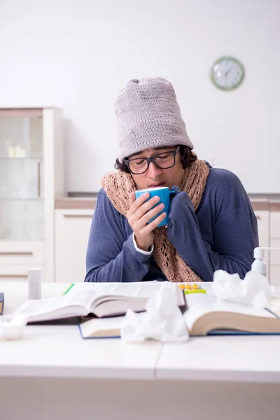 Malade étudiant masculin souffrant à la maison — Photo