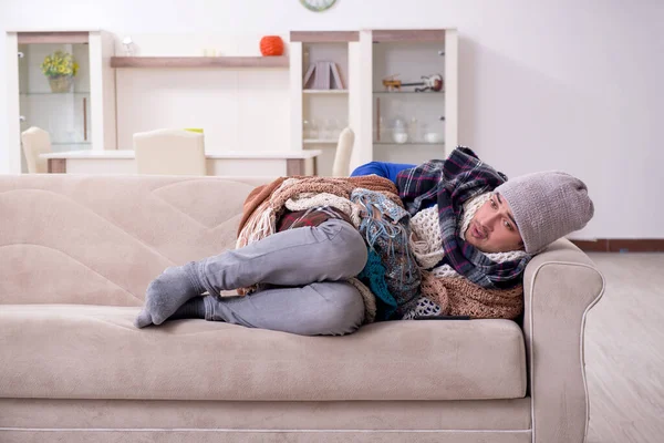 Joven sufriendo en casa — Foto de Stock