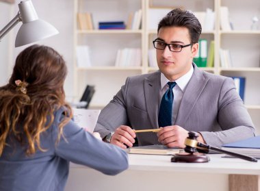 Avukat müvekkil ile hukuk davasını tartışıyor