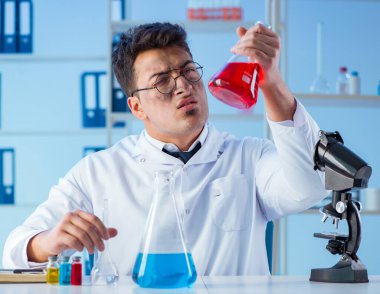 Laboratuvarda çalışan çılgın bir kimyager.