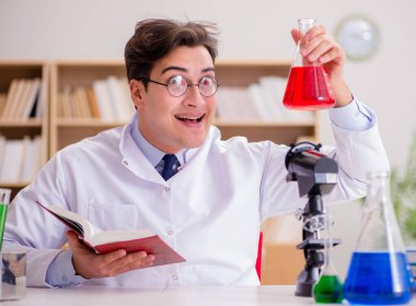 Çılgın bilim adamı bir laboratuarda deneyler yapıyor.