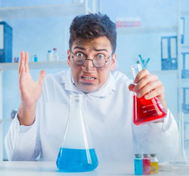 Laboratuvarda çalışan çılgın bir kimyager.