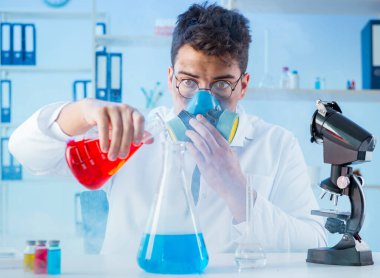 Laboratuvarda çalışan çılgın bir kimyager.