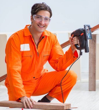 Müteahhit lamine ahşap zemin üzerinde çalışıyor.