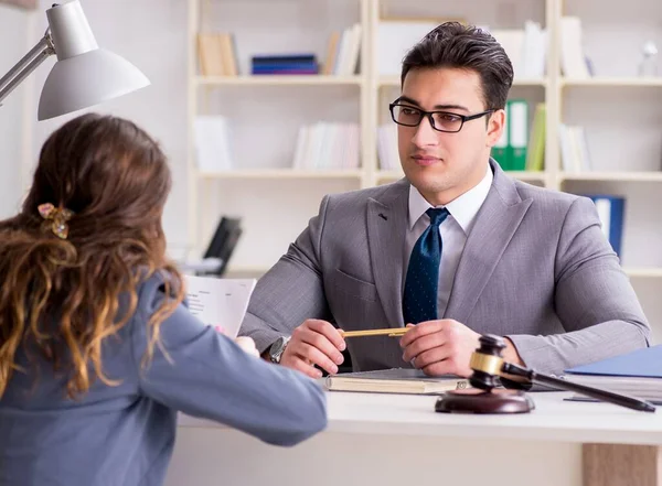 Abogado discutiendo caso legal con cliente — Foto de Stock