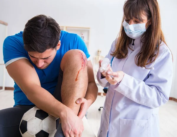 Giocatore di calcio in visita dal medico dopo l'infortunio — Foto Stock
