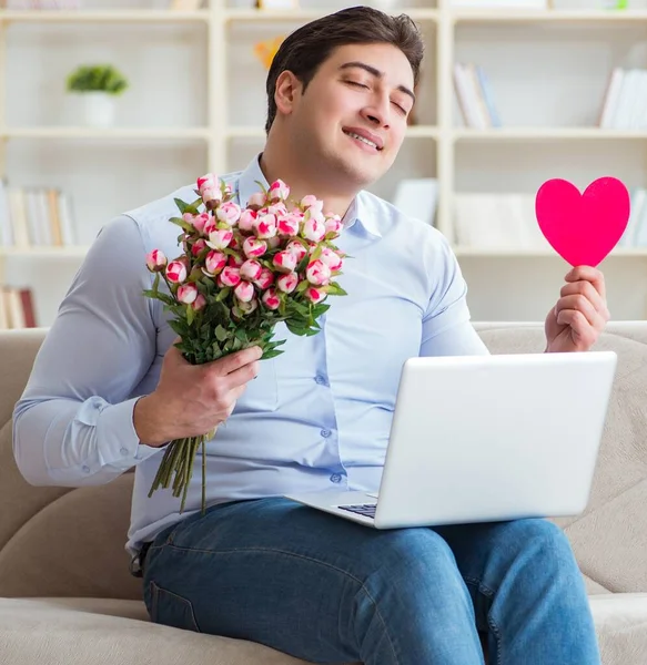 Der junge Mann macht per Internet-Laptop einen Heiratsantrag — Stockfoto