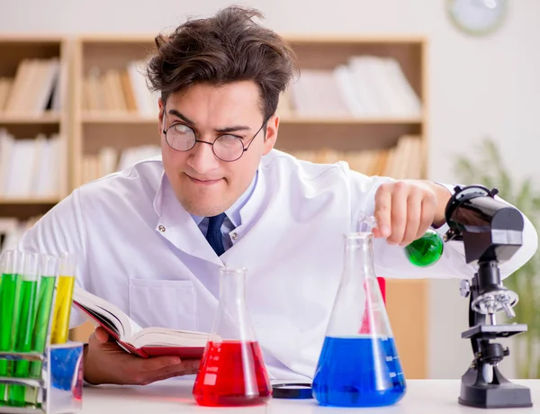 Šílený šílený vědec doktor dělá experimenty v laboratoři — Stock fotografie