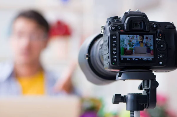 Muž květinářství zahradník vlogger blogger natáčení videa na kameru — Stock fotografie