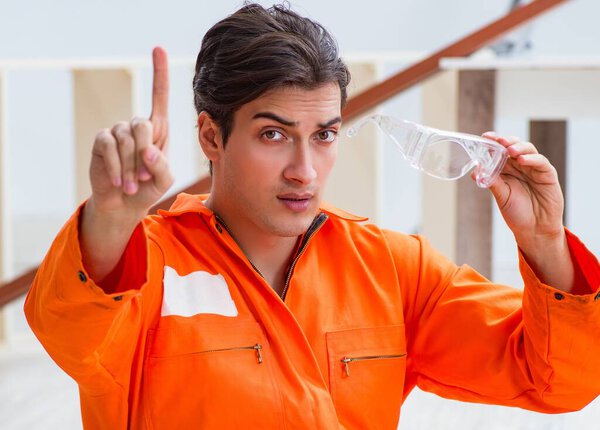 Рабочий в защитных очках на стройке