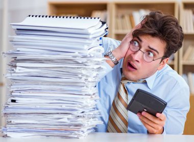 Ofiste çalışan komik muhasebeci.