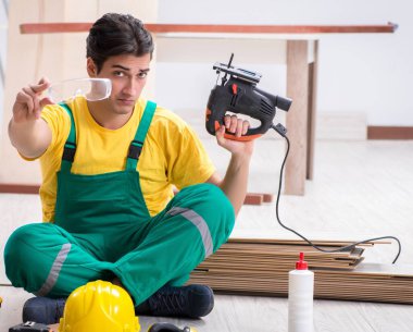 Müteahhit lamine ahşap zemin üzerinde çalışıyor.