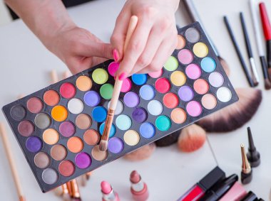 Masada gösterilen makyaj ürünlerinin koleksiyonu