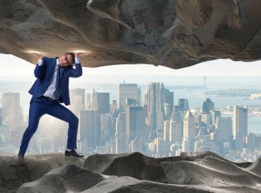 Baskı altında taşı destekleyen iş adamı